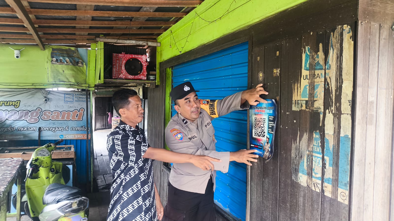 Polres HSU Sosialisasikan Layanan Pengaduan Online Berbasis QR Code kepada Warga di Desa Sungai Namang