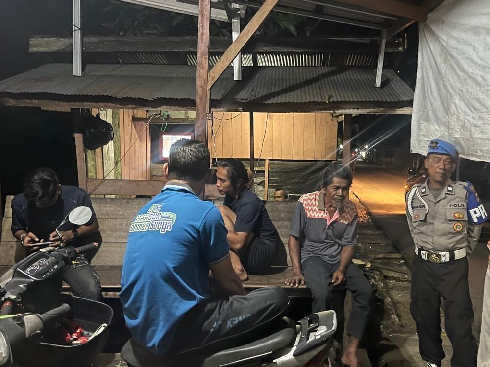 Polsek Sungai Pandan Laksanakan Patroli Sambang Wujudkan Kamtibmas Aman dan Kondusif di Desa Teluk Betung