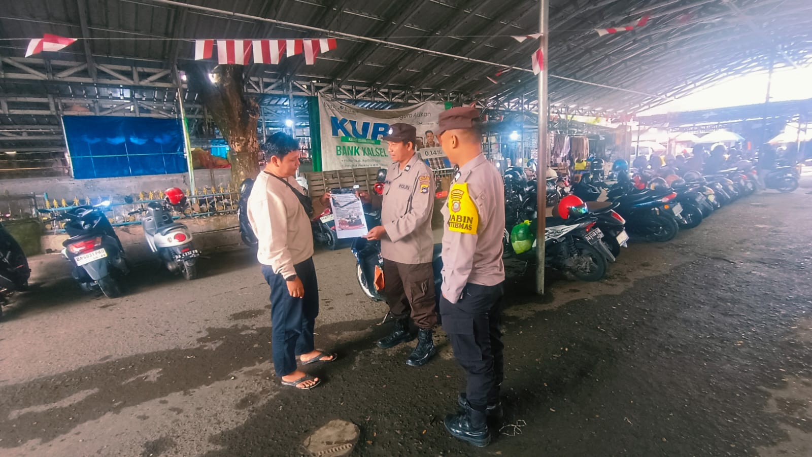 Polsek Amuntai Tengah Sosialisasikan Penerimaan Terpadu Anggota Polri T.A 2026 di Pasar Induk Amuntai