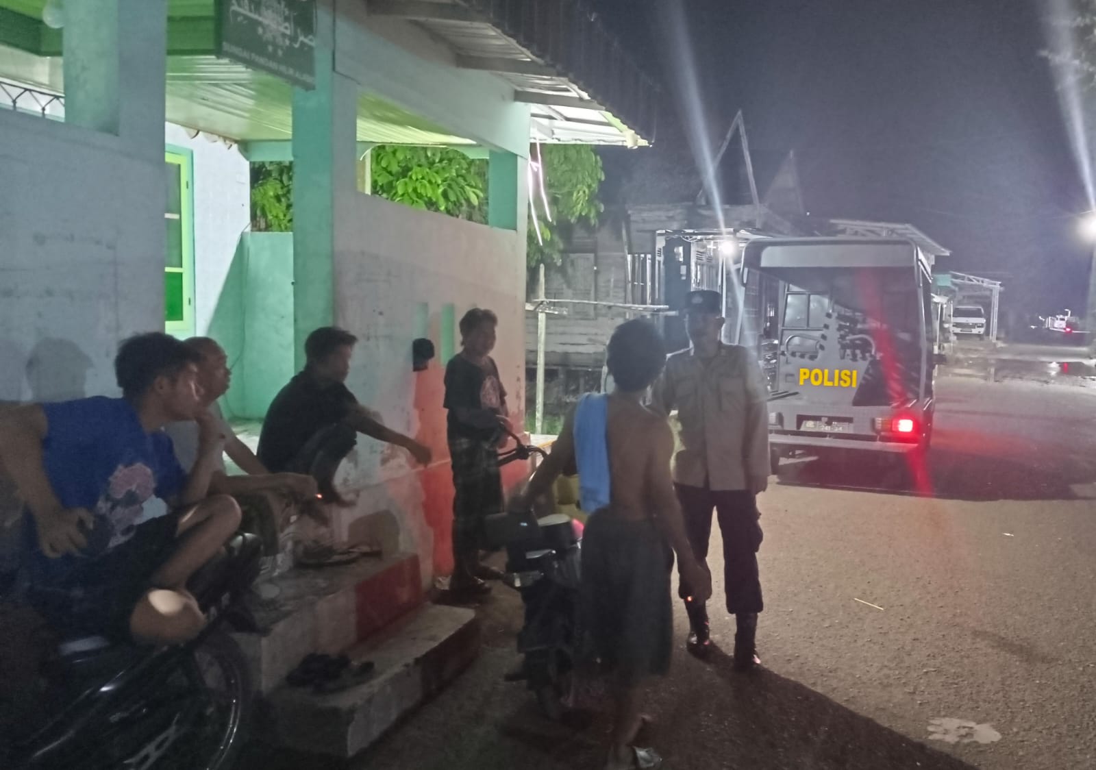 Polsek Sungai Pandan Gelar Patroli Dialogis dan Sambang Malam Hari di Desa Sungai Pandan Hilir