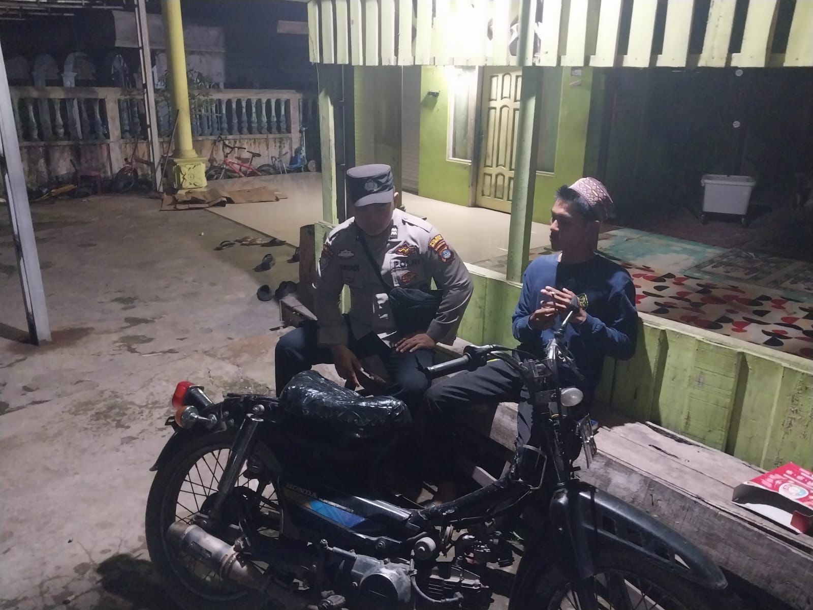 Polsek Banjang Gelar Patroli Dialogis dan Himbauan Kamtibmas di Desa Banjang, Wujudkan Rasa Aman bagi Warga