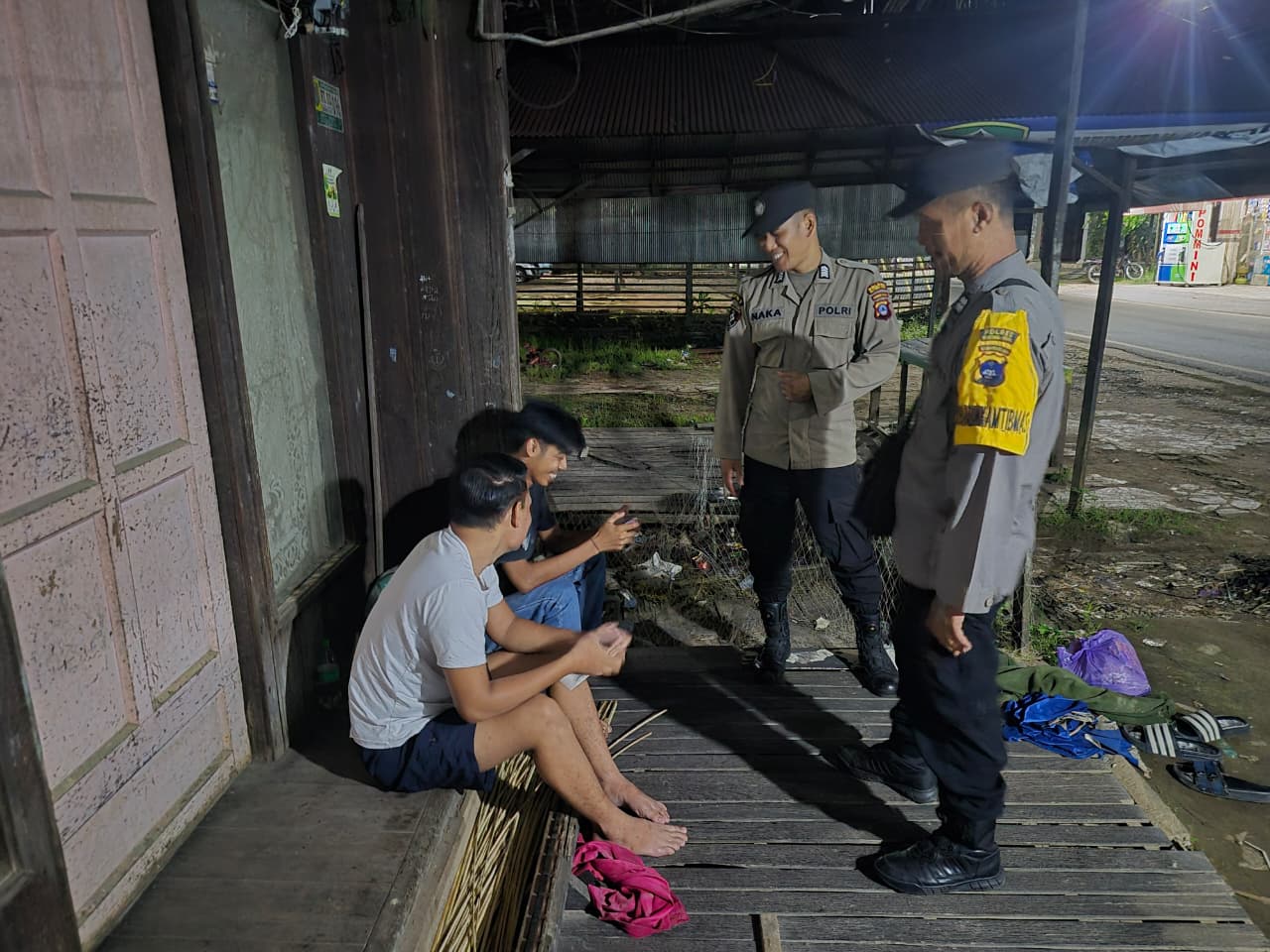 Polsek Amuntai Selatan Gelar Patroli Dialogis di Desa Simpang Empat, Jaga Kondusifitas Kamtibmas di Malam Hari