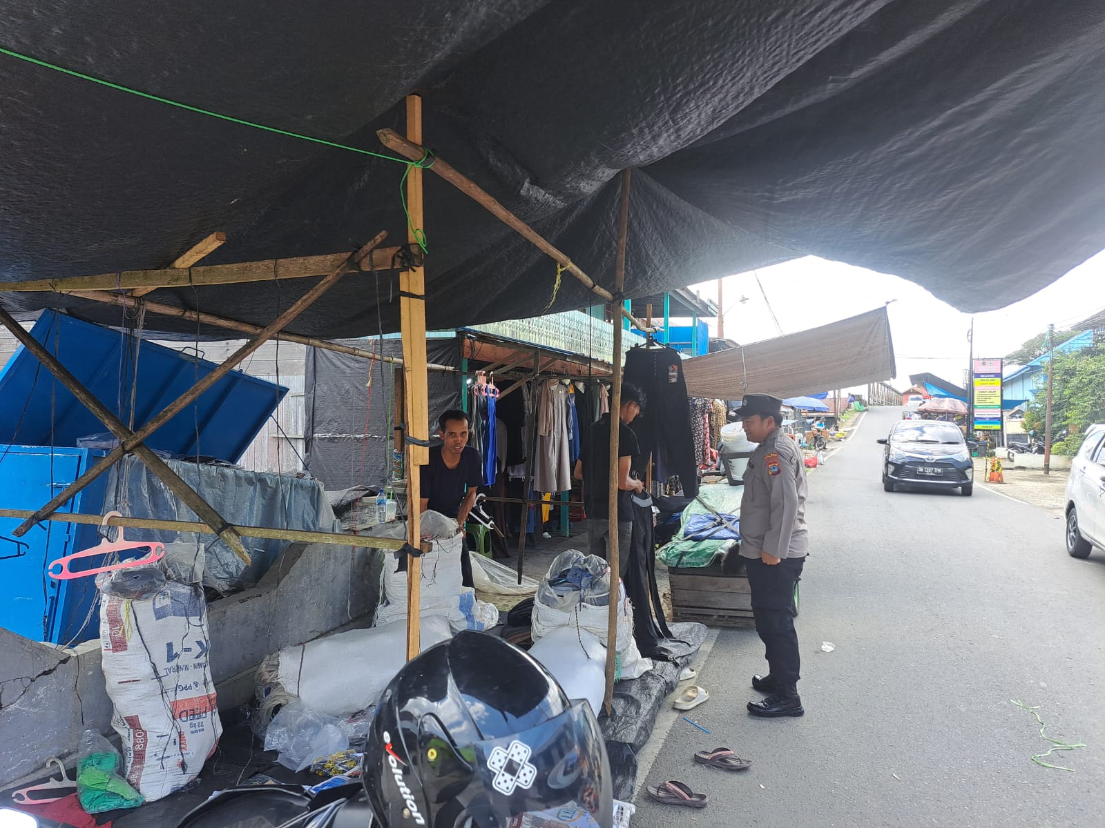 Polsek Babirik Gelar Patroli Dialogis di Pasar Selasa Babirik, Sampaikan Himbauan Kamtibmas kepada Pedagang dan Pengunjung