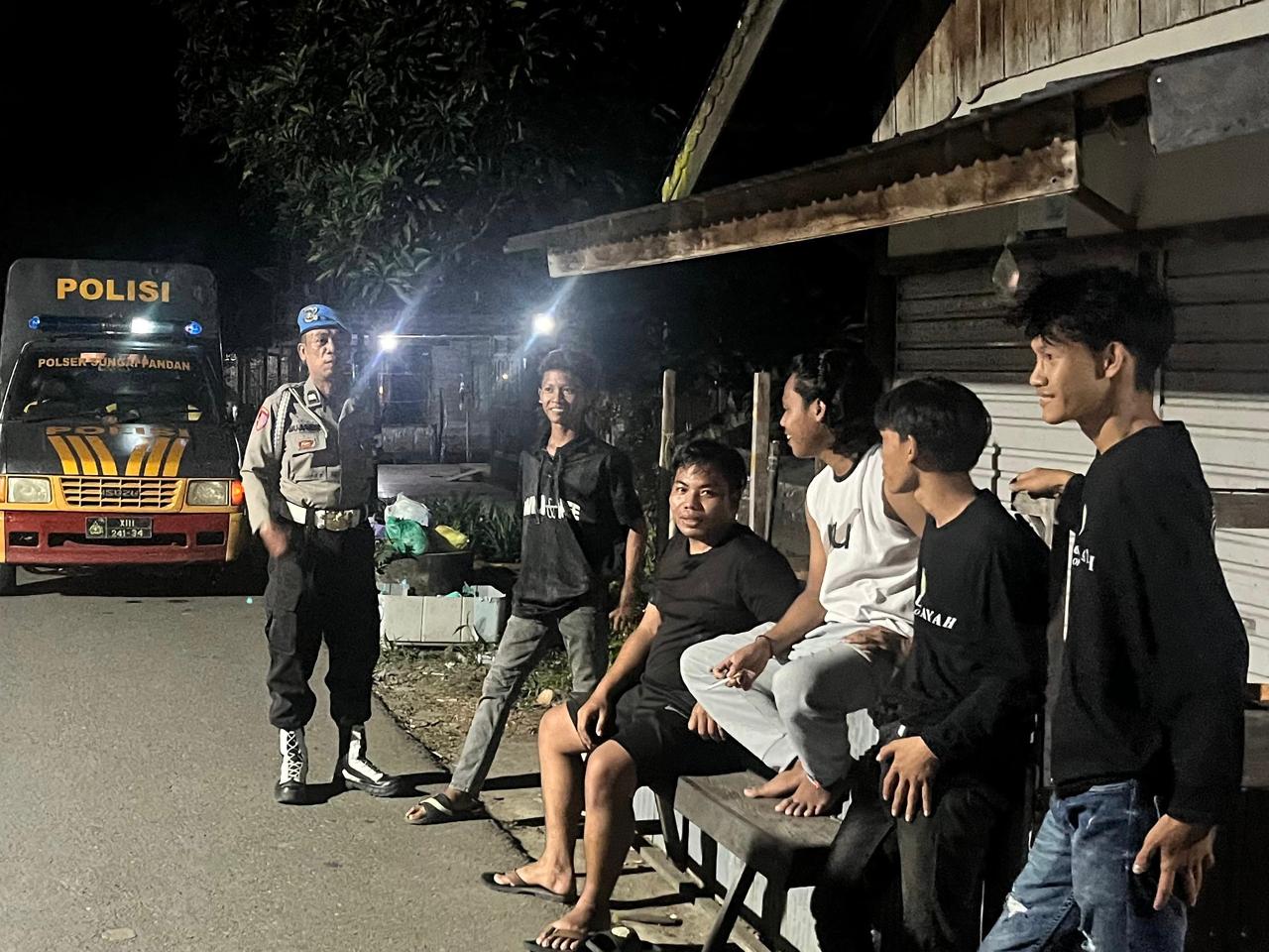 Polsek Sungai Pandan Gelar Patroli Sambang Wujudkan Kamtibmas Kondusif di Desa Pandulangan