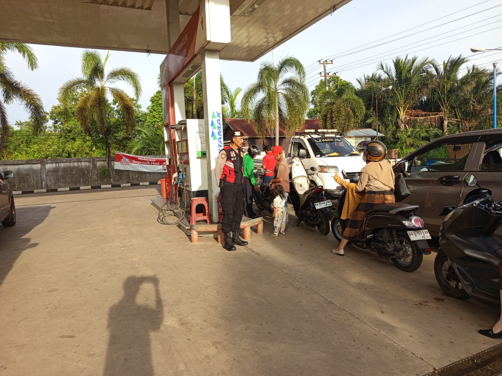 Polsek Banjang Laksanakan Patroli Dialogis di SPBU Kaludan Kecil, Pastikan Kamtibmas dan Pasokan BBM Aman