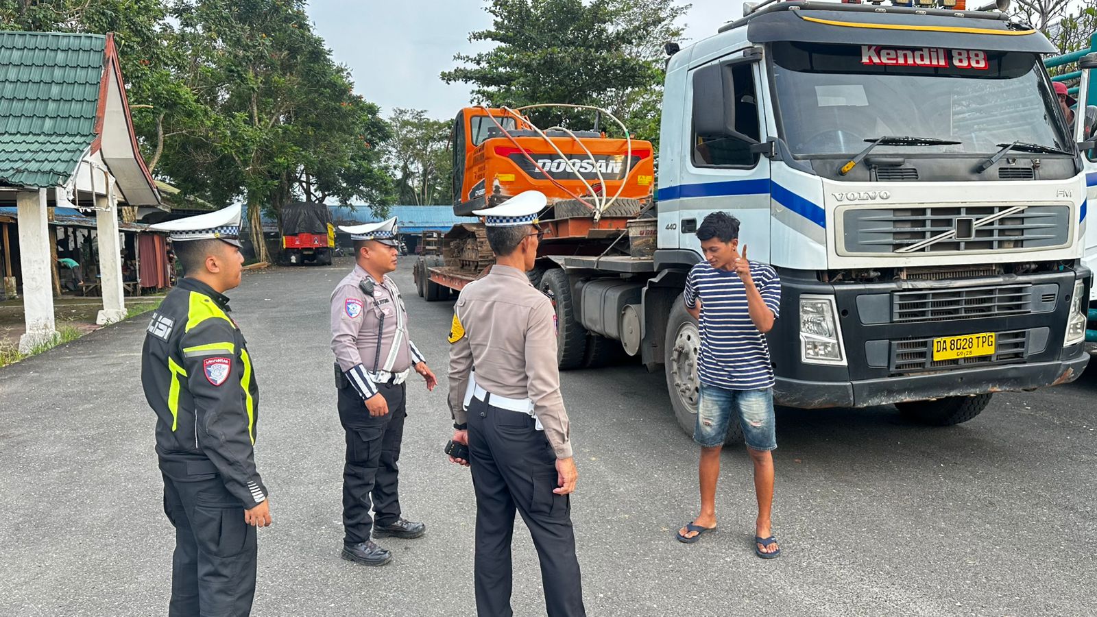 Sat Lantas Polres HSU Berikan Himbauan kepada Pengemudi Alat Berat untuk Menepi di Rest Area Demi Lancarnya Arus Balik Lebaran