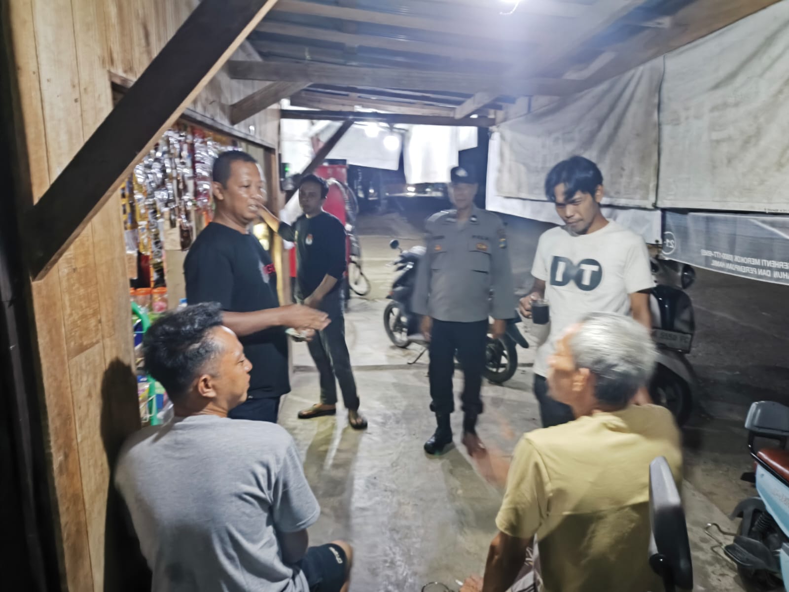 Polsek Amuntai Selatan Laksanakan Patroli Dialogis di Desa Simpang Tiga untuk Jaga Kondusifitas Kamtibmas