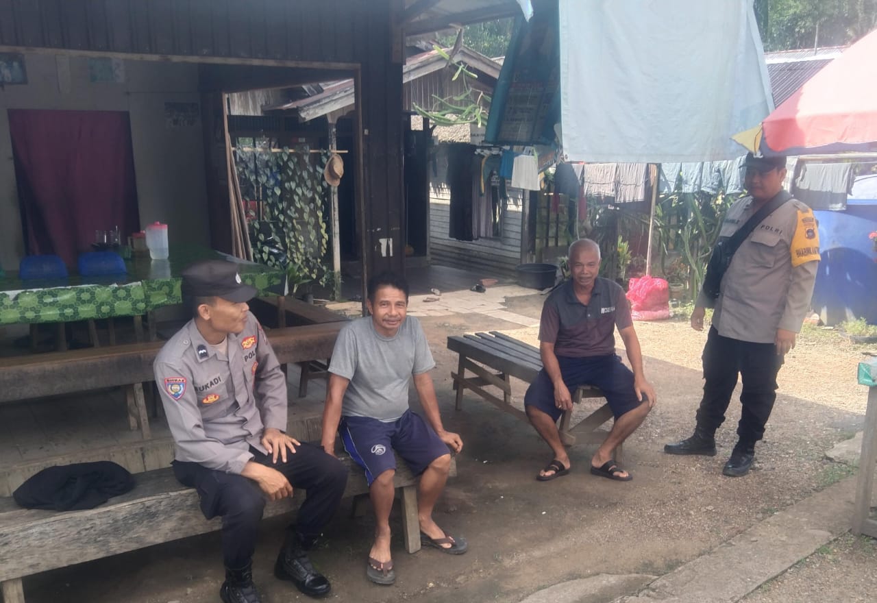 Polsek Banjang Gelar Patroli Dialogis dan Himbauan Kamtibmas di Desa Pelanjungan Sari untuk Perkuat Keamanan Warga