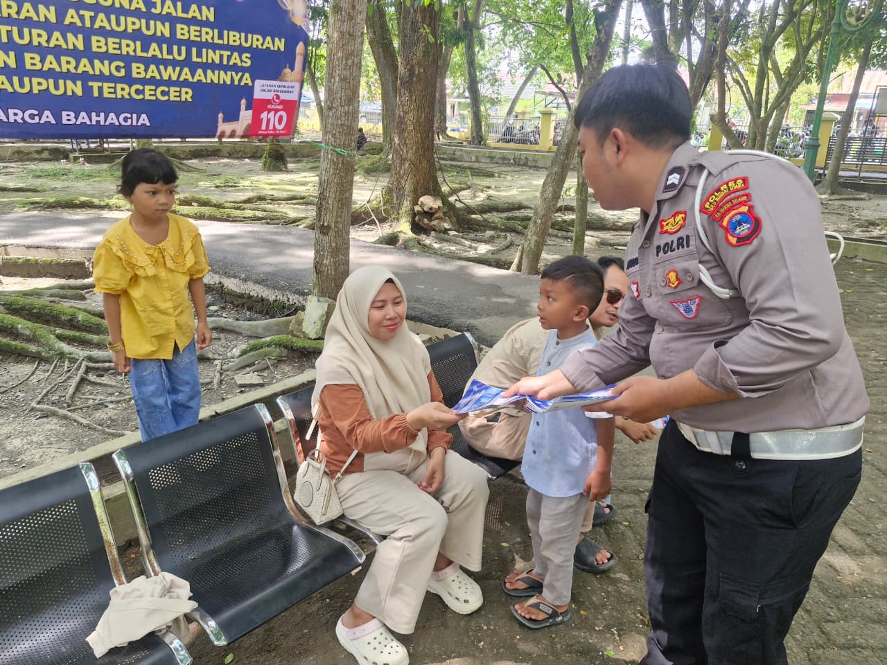 Satlantas Polres HSU Gencarkan Edukasi Keselamatan Lalu Lintas Melalui Pembagian Brosur di Candi Agung Amuntai