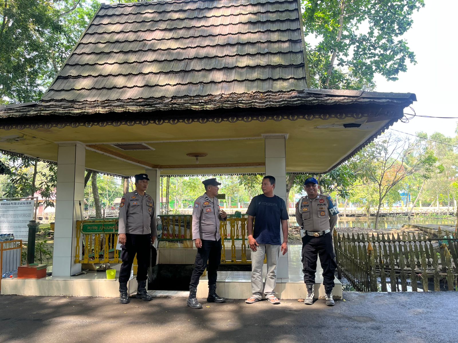Polsek Amuntai Tengah Gelar Patroli Dialogis dan Silaturahmi di Candi Agung untuk Ciptakan Sitkamtibmas Kondusif