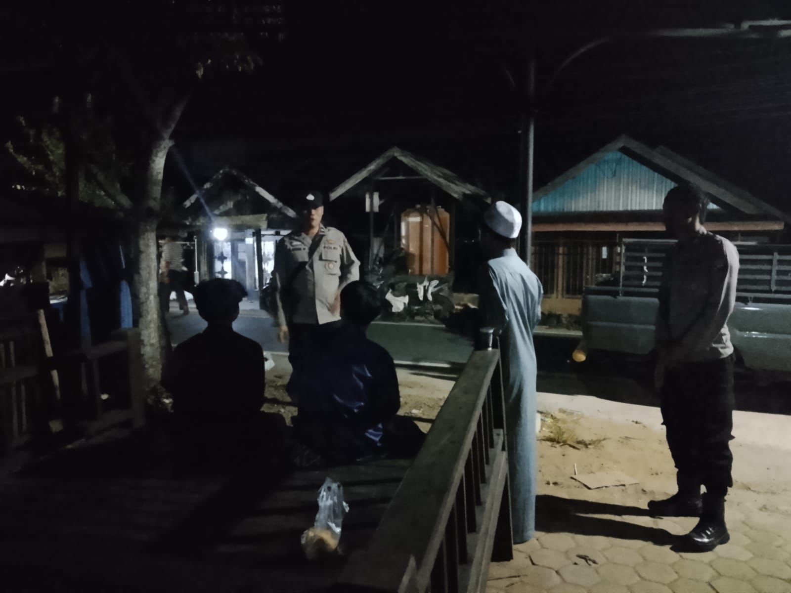 Polsek Sungai Pandan Lakukan Patroli Sambang ke Warga Desa Teluk Betung, Wujudkan Kedekatan Polisi dengan Masyarakat