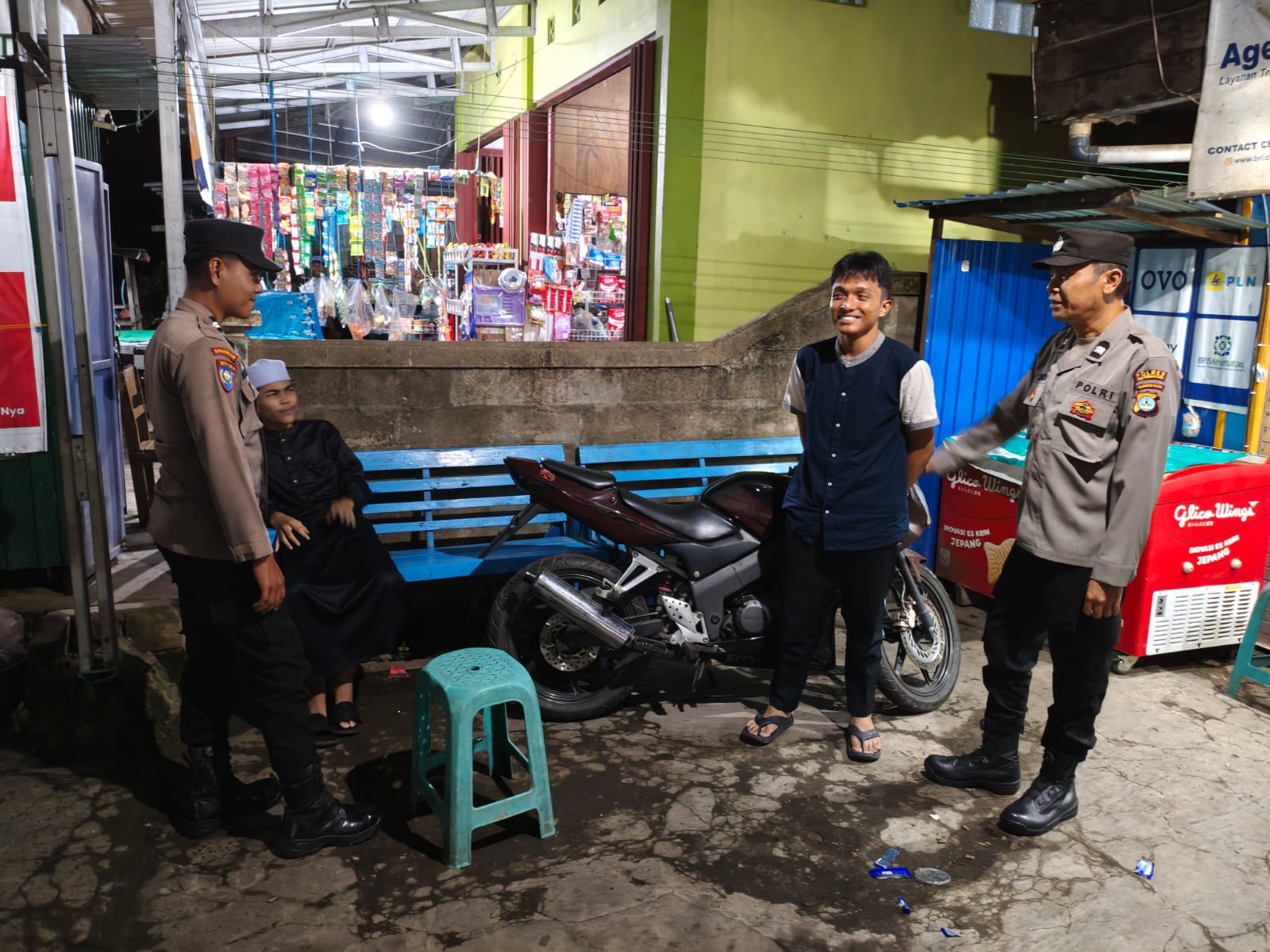 Polsek Amuntai Selatan Gelar Patroli Dialogis di Desa Telaga Silaba untuk Jaga Kondusifitas Kamtibmas
