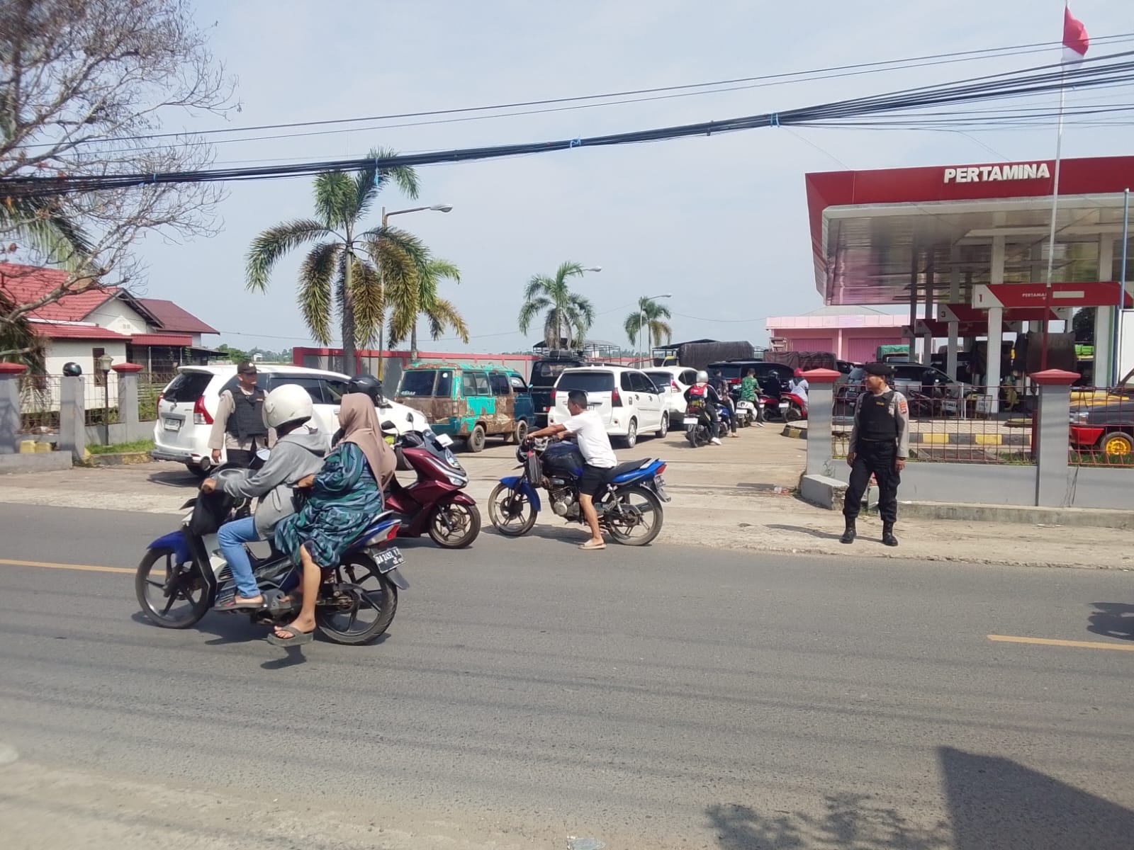 Personel Polsek Amuntai Utara Laksanakan Patroli Dialogis di SPBU Pekapuran untuk Wujudkan Kamtibmas yang Kondusif