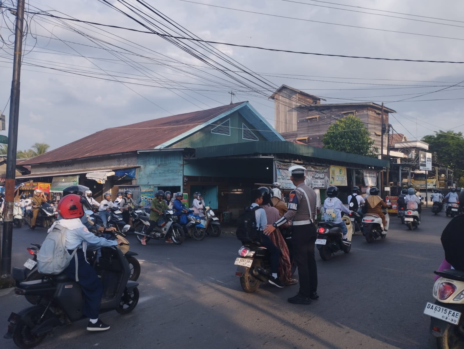 Satlantas Polres HSU Gelar Apel dan Pengamanan Pagi Wujudkan Kamseltibcar Lantas di Wilayah Amuntai