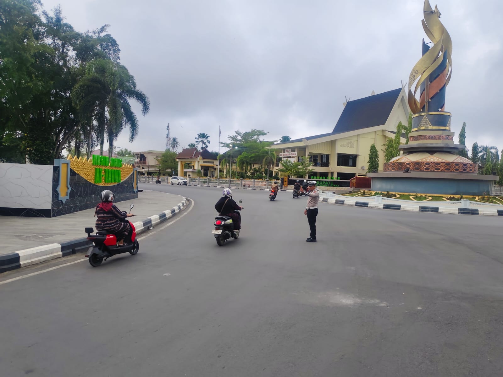 Satlantas Polres HSU Gelar Pengaturan dan Pengamanan Lalu Lintas Pagi Hari untuk Wujudkan Kamseltibcar yang Kondusif di Amuntai