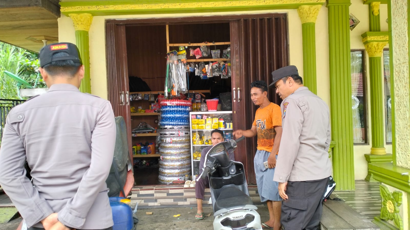 Polsek Amuntai Selatan Gelar Patroli Dialogis di Desa Telaga Silaba untuk Perkuat Kamtibmas dan Kedekatan dengan Warga