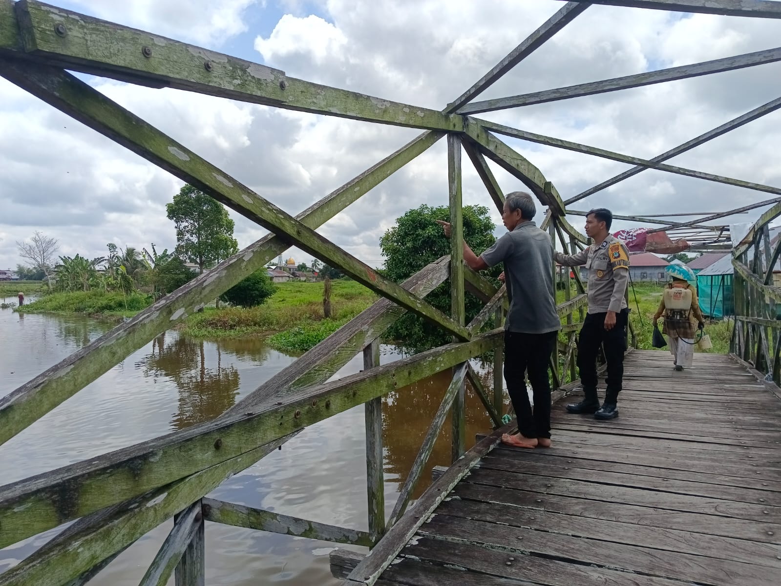 Polsek Sungai Pandan Laksanakan Patroli Dialogis dan Sambang Warga untuk Ciptakan Situasi Kamtibmas yang Kondusif di Desa Banyu Tajun Hulu