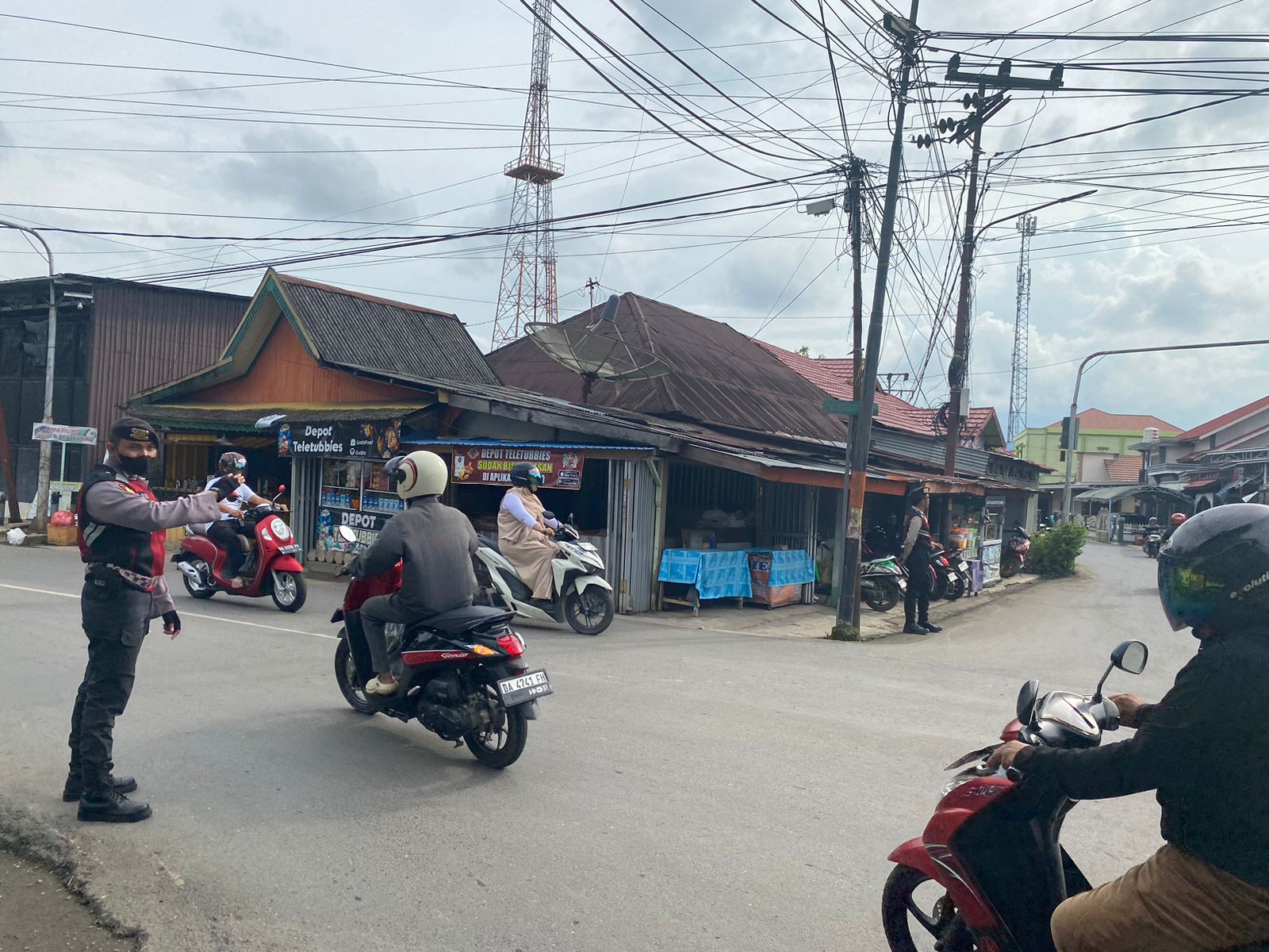Sat Samapta Polres HSU Gelar Pengaturan Lalu Lintas di Simpang 4 TVRI Sungai Malang untuk Ciptakan Harkamtibmas Kondusif
