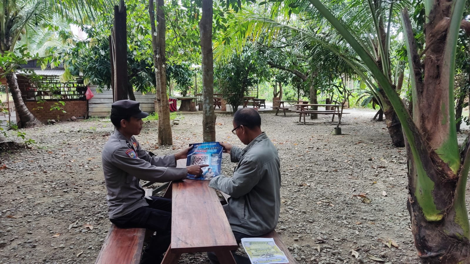 Polsek Banjang Polres HSU Sosialisasikan Layanan Pengaduan Online Melalui QR Code di Desa Banjang