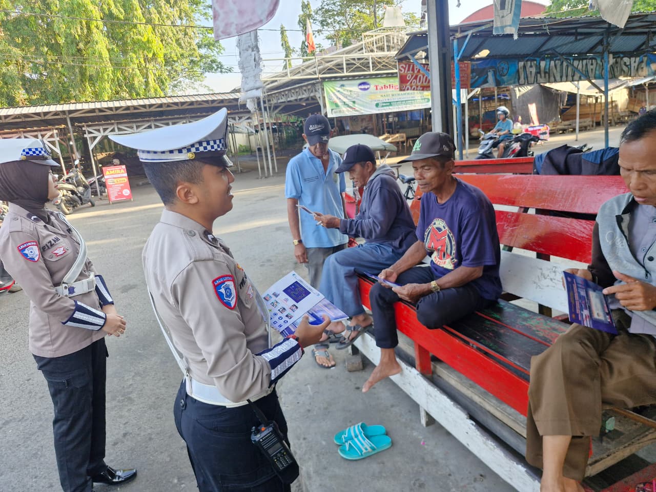 Satlantas Polres HSU Gencarkan Edukasi Lalu Lintas Melalui Pembagian Brosur di Wilayah Amuntai