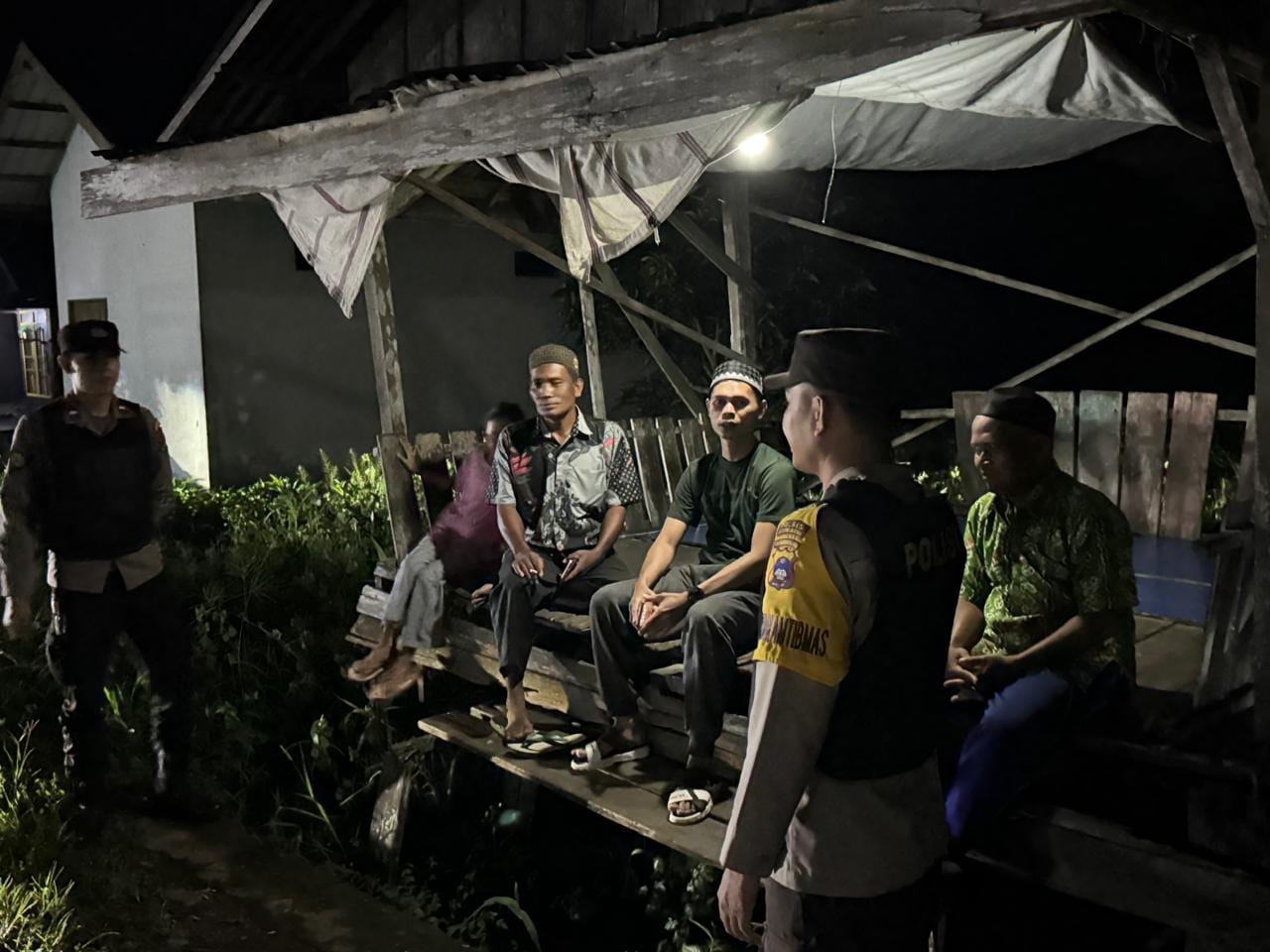 Polsek Babirik Gelar Patroli Dialogis dan Sambang Malam Hari, Perkuat Kamtibmas dan Kedekatan dengan Warga