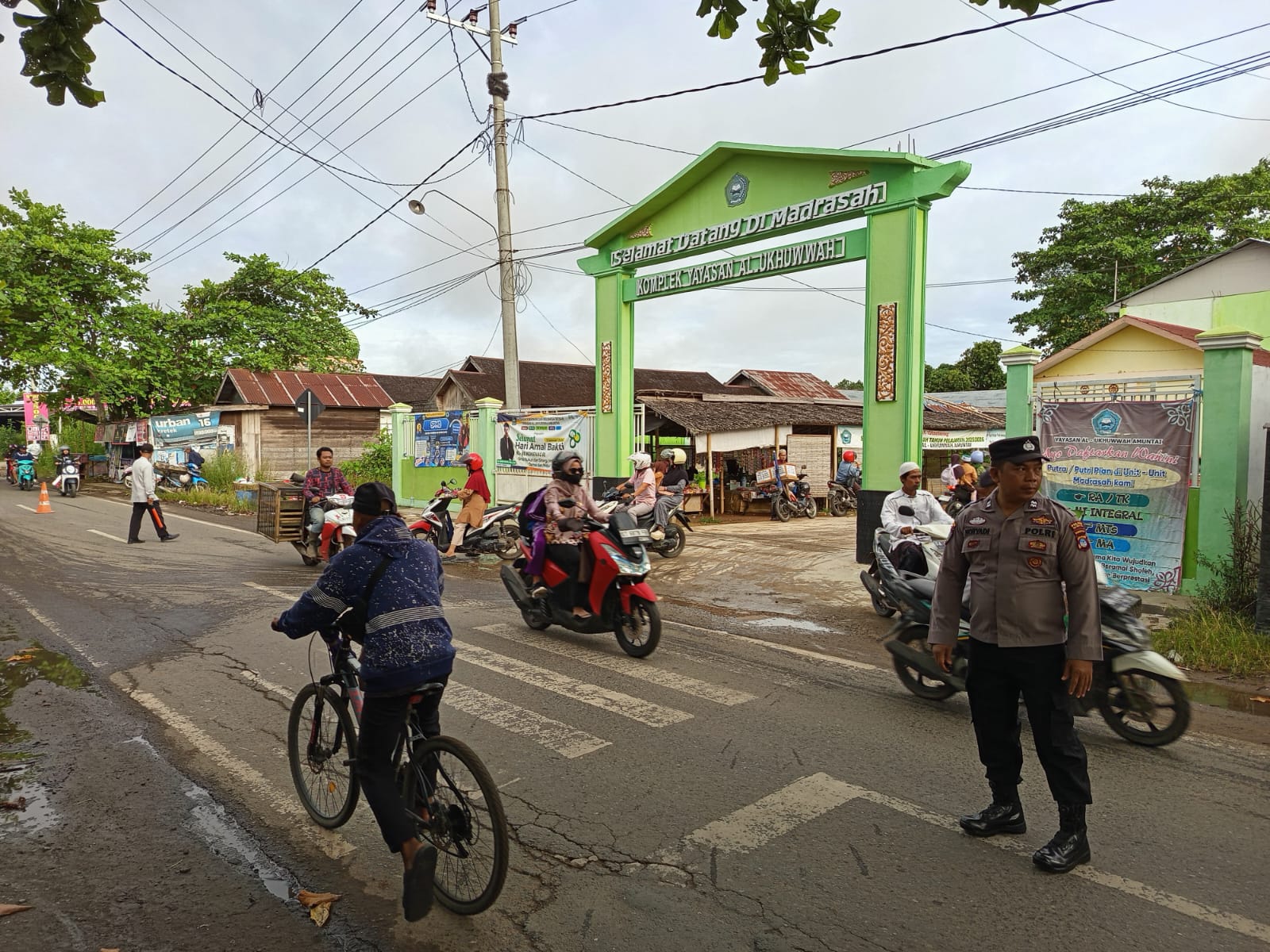 Polsek Banjang Laksanakan Patroli dan Pengaturan Lalulintas, Cegah Gangguan Kamtibmas dan Tingkatkan Keamanan Lingkungan