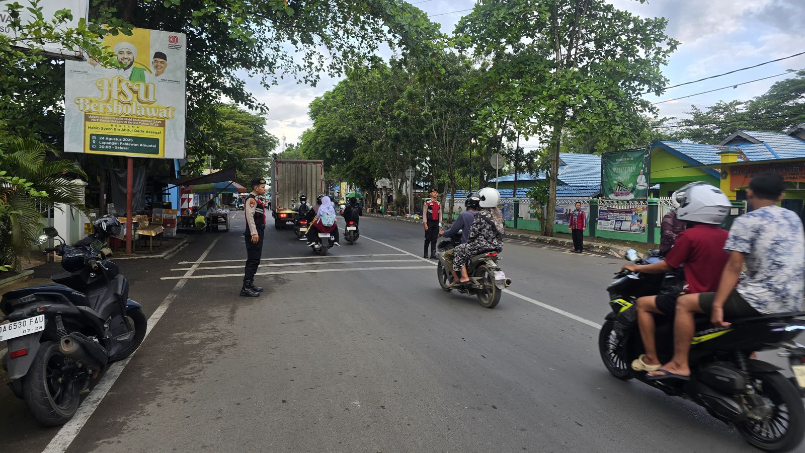 Sat Samapta Polres HSU Atur Lalu Lintas di Titik Rawan, Wujudkan Harkamtibmas Kondusif dan Nyaman bagi Masyarakat