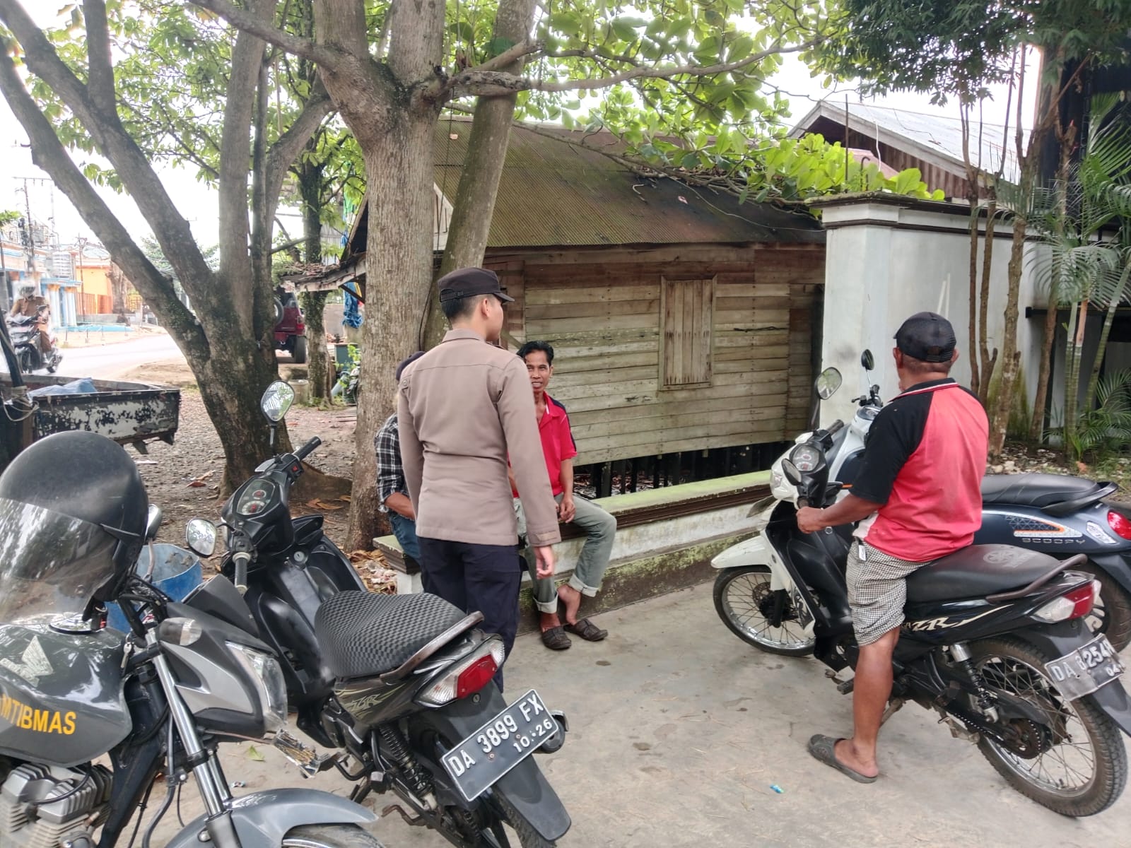 Polsek Amuntai Tengah Gelar Patroli Siang Terpadu, Wujudkan Keamanan dan Kenyamanan Warga di Wilayah Hukum Polres HSU