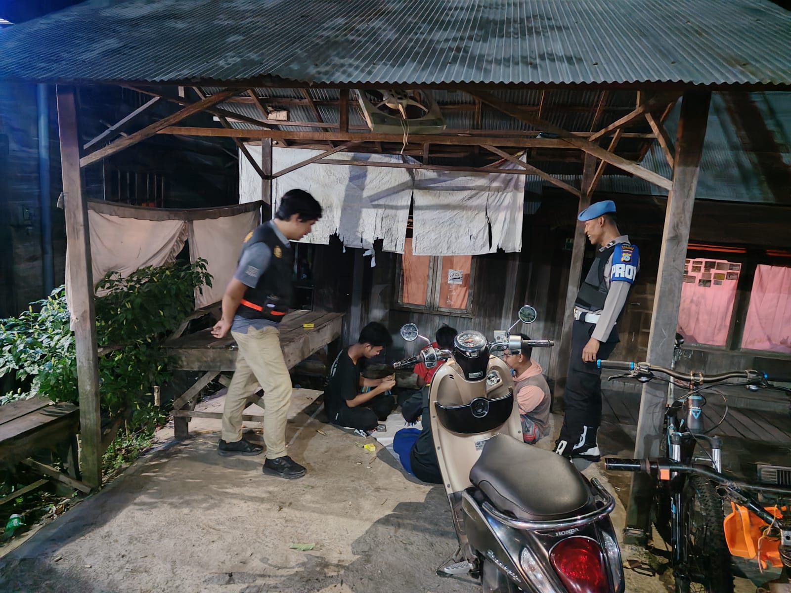 Patroli Dialogis dan Sambang Polsek Amuntai Utara di Desa Kuangan, Perkuat Kamtibmas di Malam Hari