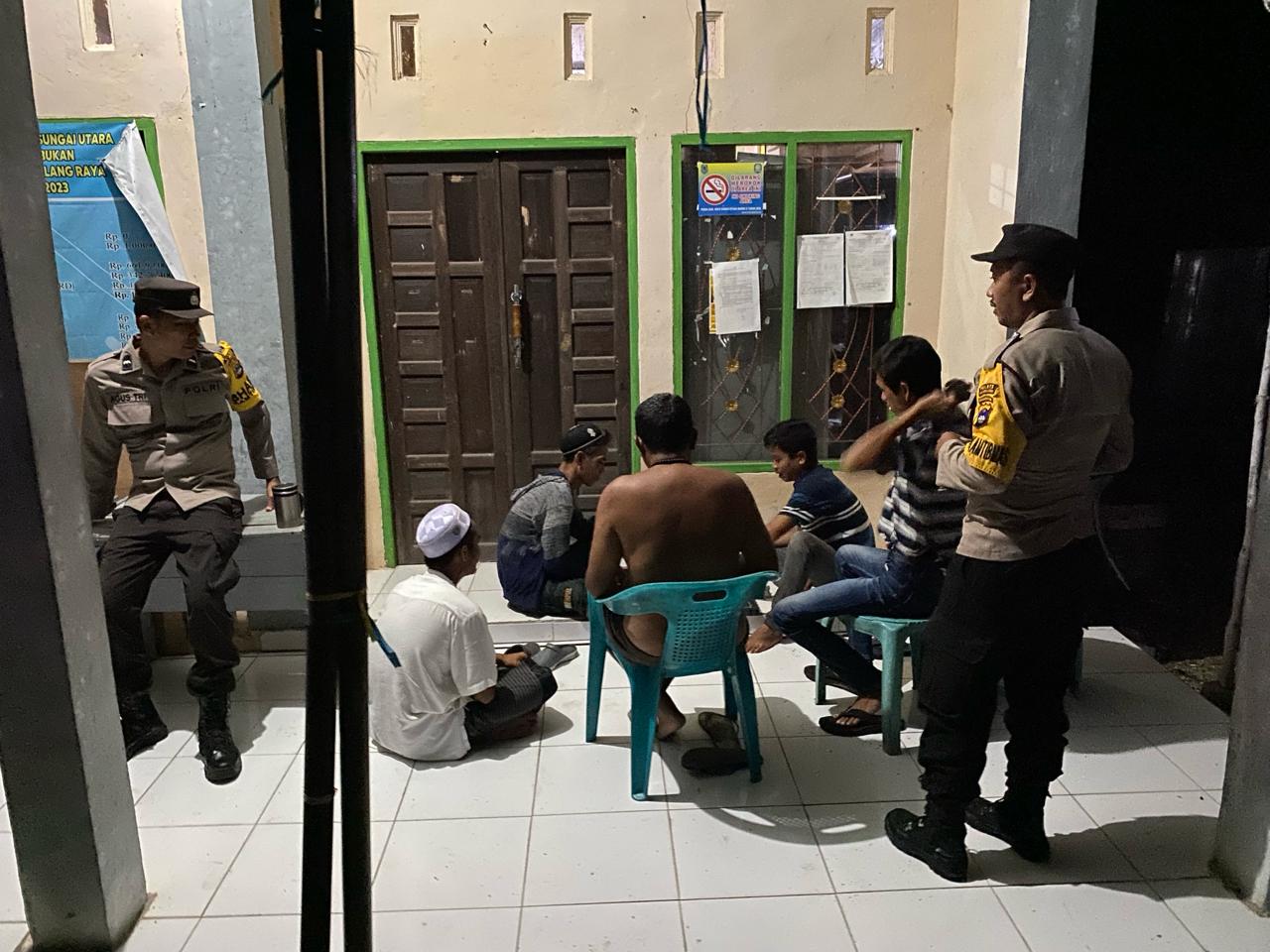 Polsek Sungai Pandan Gelar Patroli Dialogis dan Sambang di Desa Tambalang Raya, Wujudkan Kamtibmas Kondusif di Malam Hari