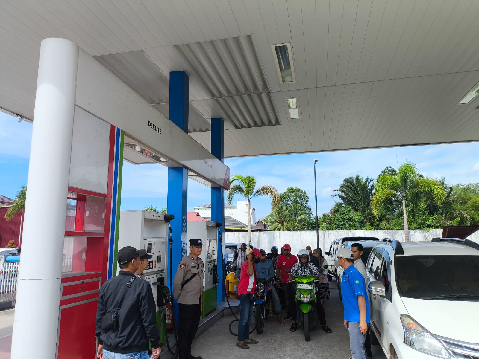 Polsek Amuntai Selatan Laksanakan Patroli Dialogis di SPBU Desa Keramat, Pastikan Distribusi BBM Aman dan Kondusif
