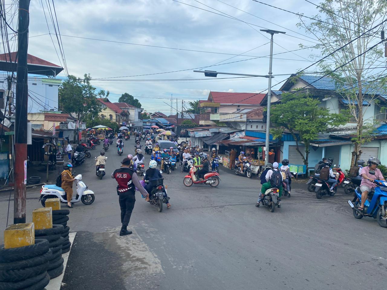 Sat Samapta Polres HSU Laksanakan Pengaturan Lalu Lintas di Simpang 4 Turjam Baypas untuk Cegah Kemacetan dan Kecelakaan