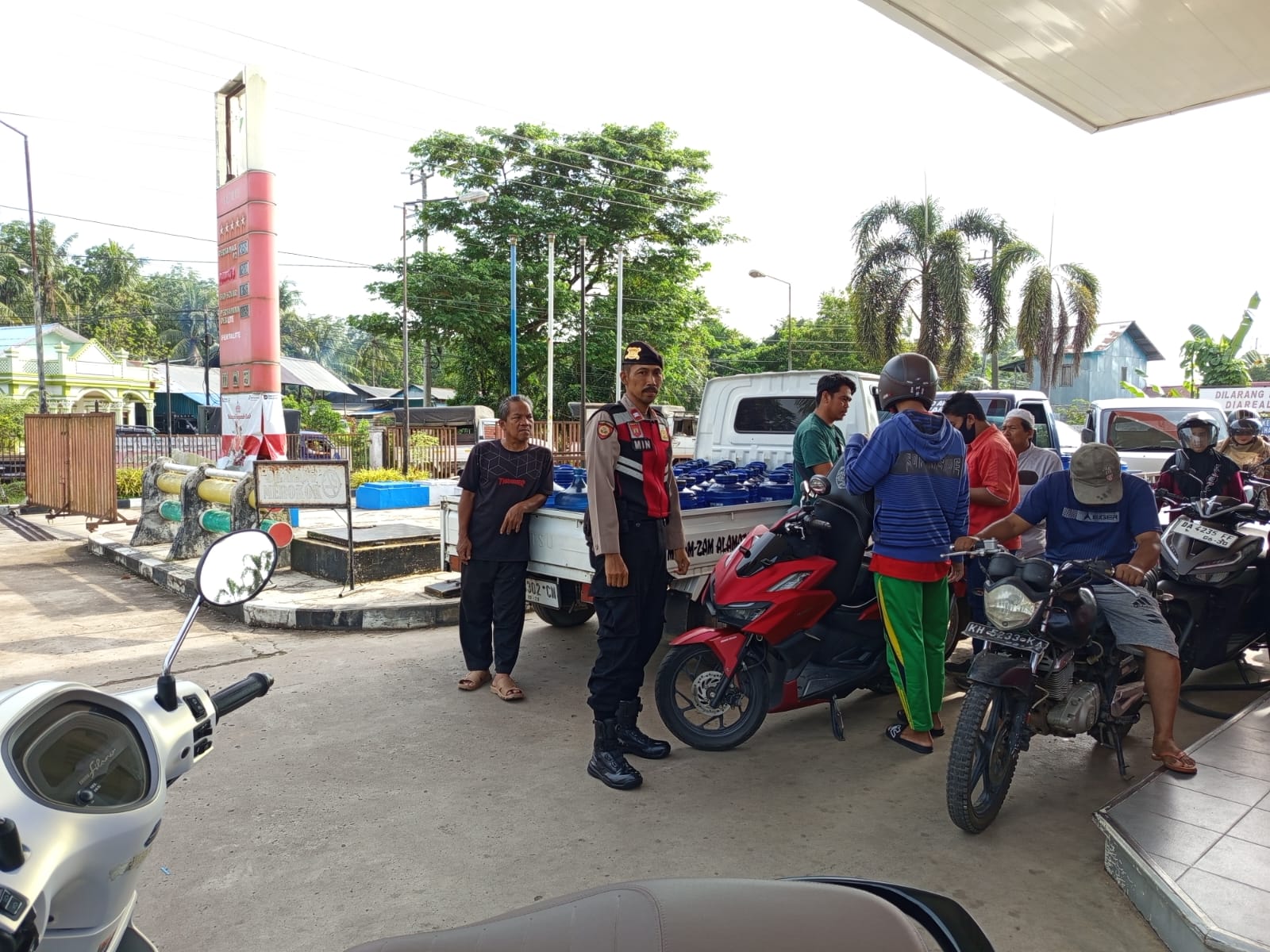 Polsek Banjang Laksanakan Patroli Dialogis dan Himbauan Kamtibmas di SPBU Desa Kaludan Kecil