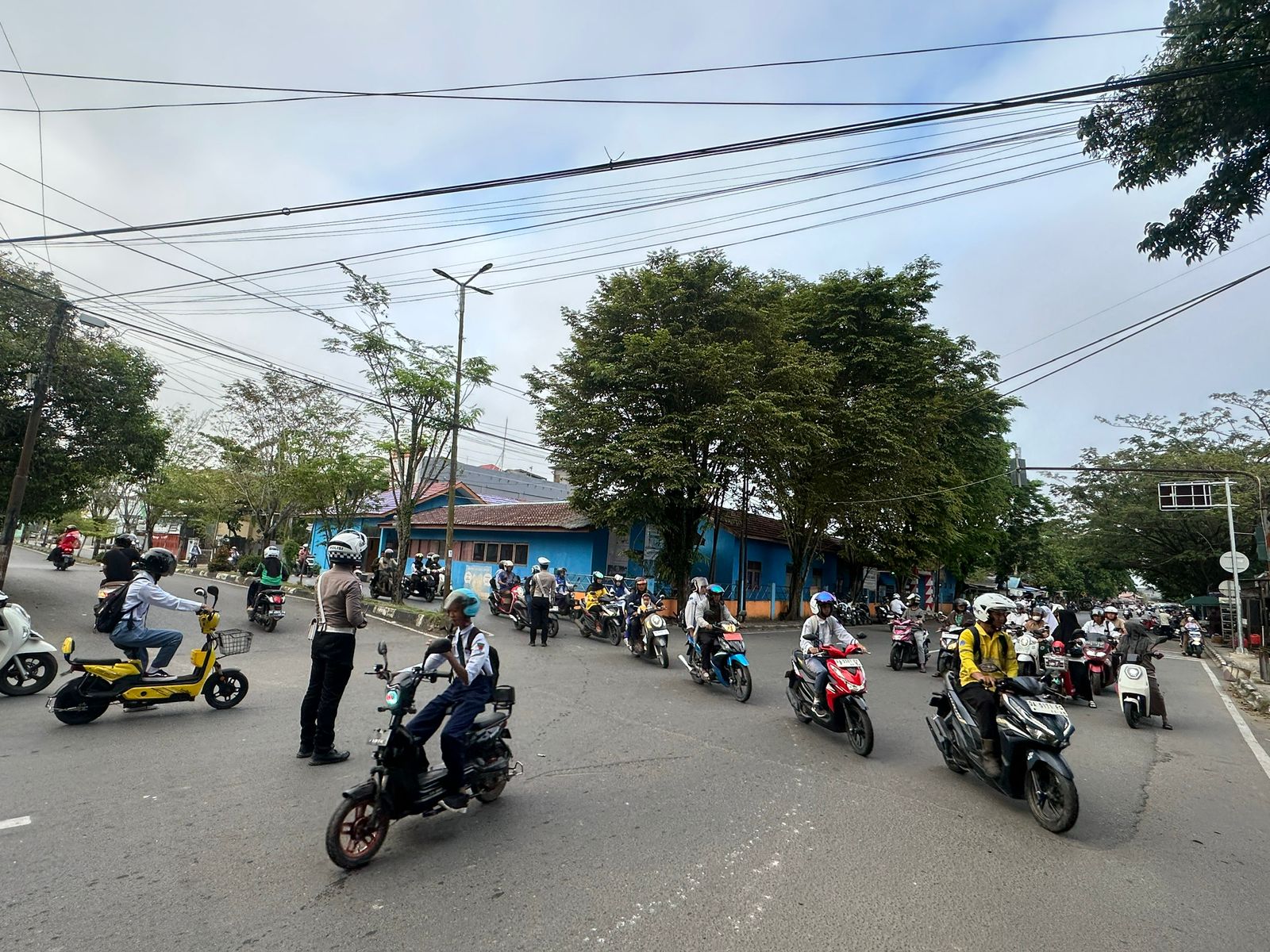 Satlantas Polres HSU Intensifkan Pengaturan Lalu Lintas Pagi Hari di Sejumlah Titik Rawan Kemacetan di Amuntai