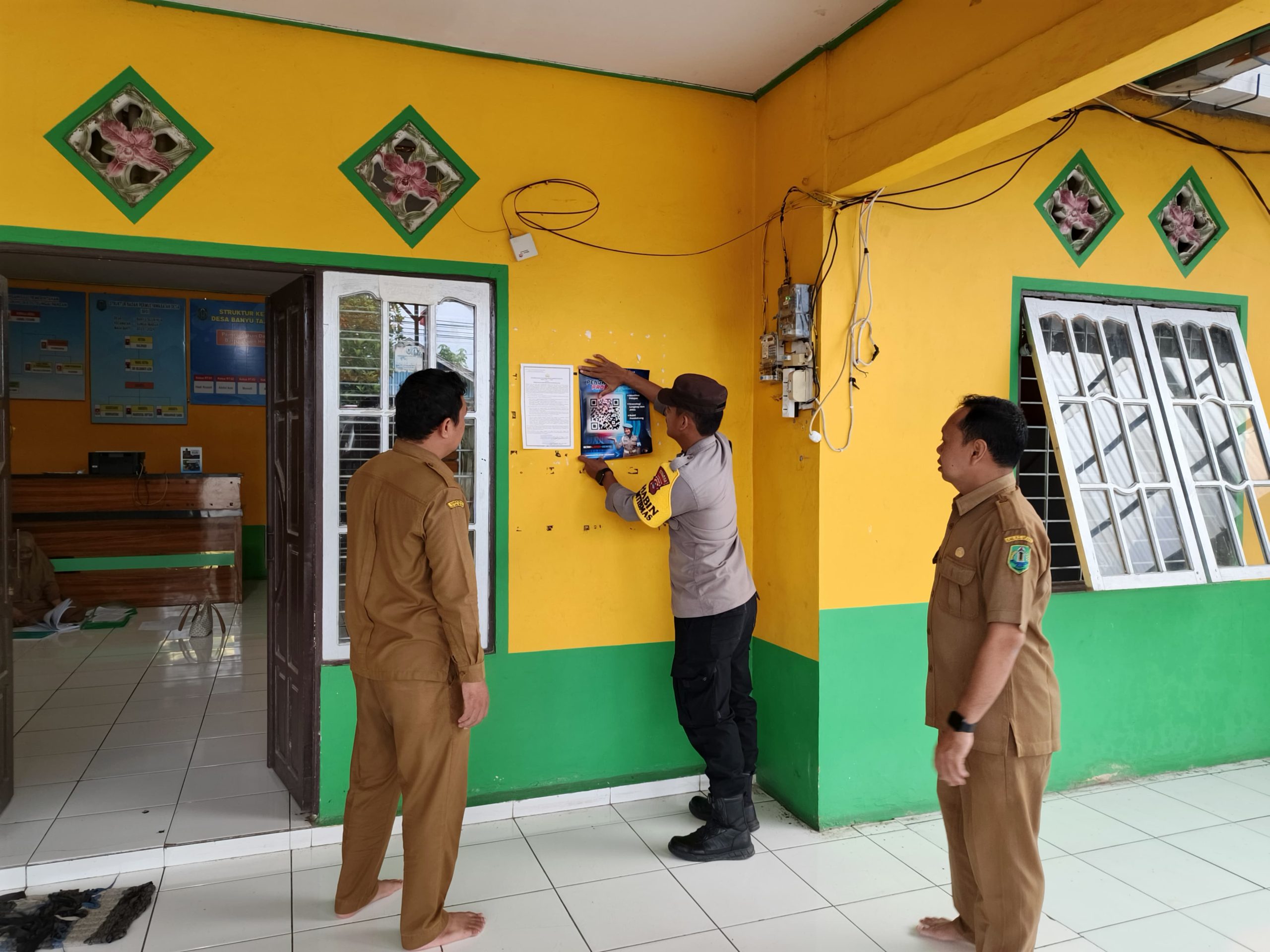 Polres HSU Gencarkan Sosialisasi Pengaduan Online Berbasis QR Code di Desa Banyu Tajun Hilir Hulu