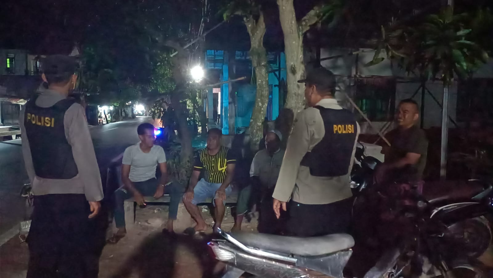 Polsek Banjang Gelar Patroli Dialogis di Desa Kalintamui, Wujudkan Kamtibmas Aman dan Kondusif di Malam Hari