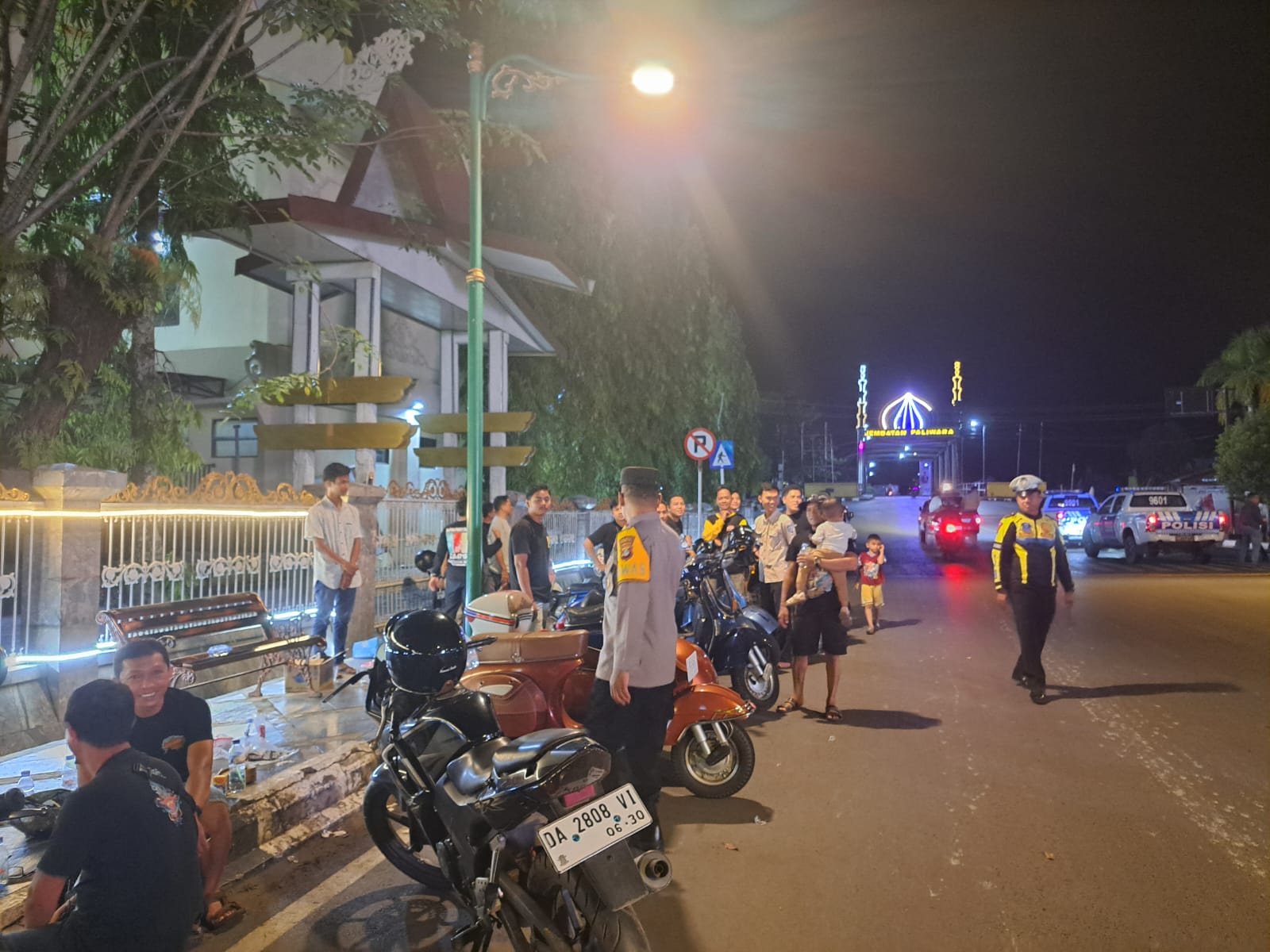 Patroli Gabungan Polres HSU: Ciptakan Keamanan dan Kenyamanan di Amuntai dengan Sosialisasi Laporan 110 Polri