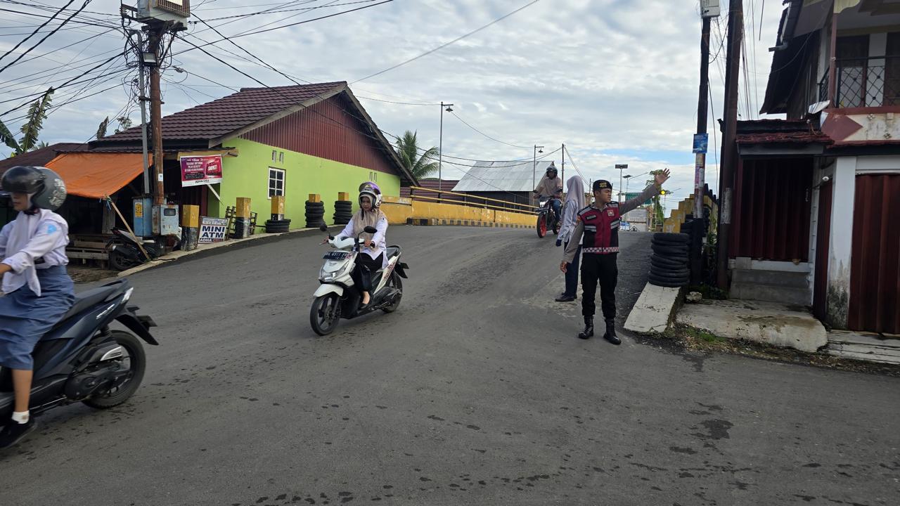 Pengaturan Lalu Lintas oleh Sat Samapta Polres HSU: Ciptakan Harkamtibmas yang Kondusif di Simpang 4 Turjam Baypas