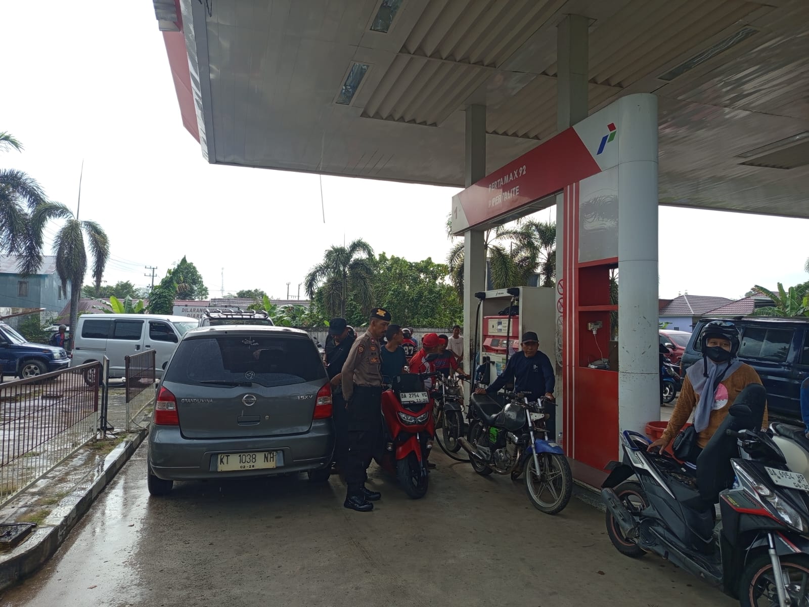 Patroli Dialogis Polsek Banjang, Himbauan Kamtibmas dan Pemantauan Distribusi BBM di SPBU Desa Kaludan Kecil