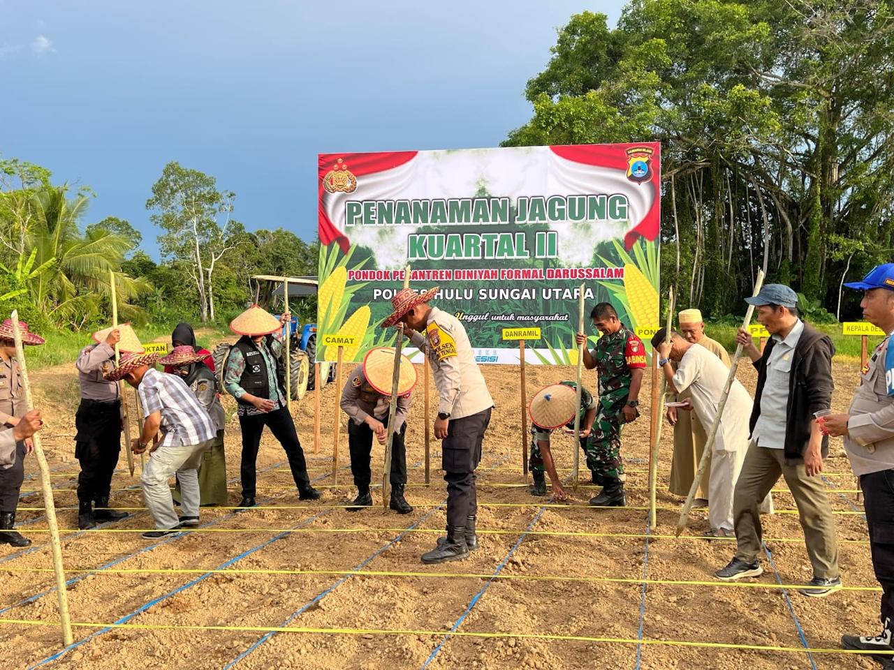Kapolres HSU Pimpin Penanaman Jagung Kuartal II di Ponpes Darussalam untuk Dukungan Ketahanan Pangan dan Pakan Ternak