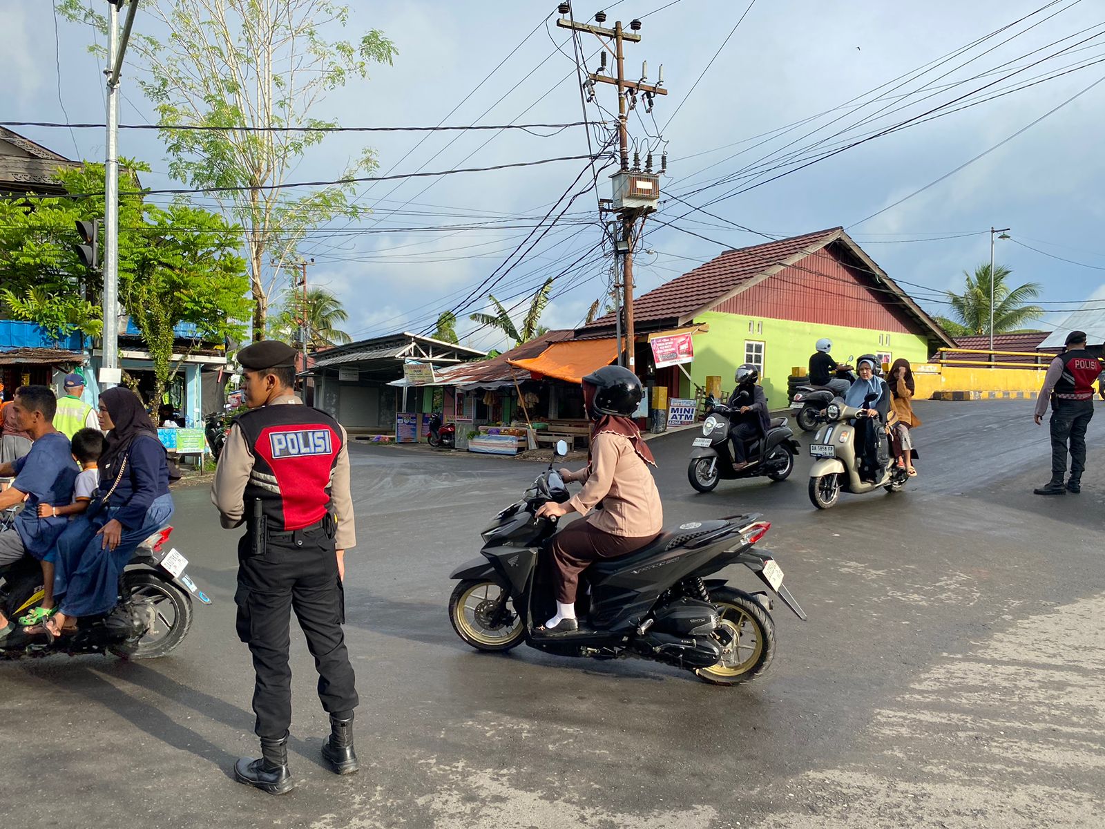 Sat Samapta Polres HSU Laksanakan Pengaturan Lalu Lintas untuk Ciptakan Harkamtibmas Kondusif di Simpang 4 Turjam Baypas
