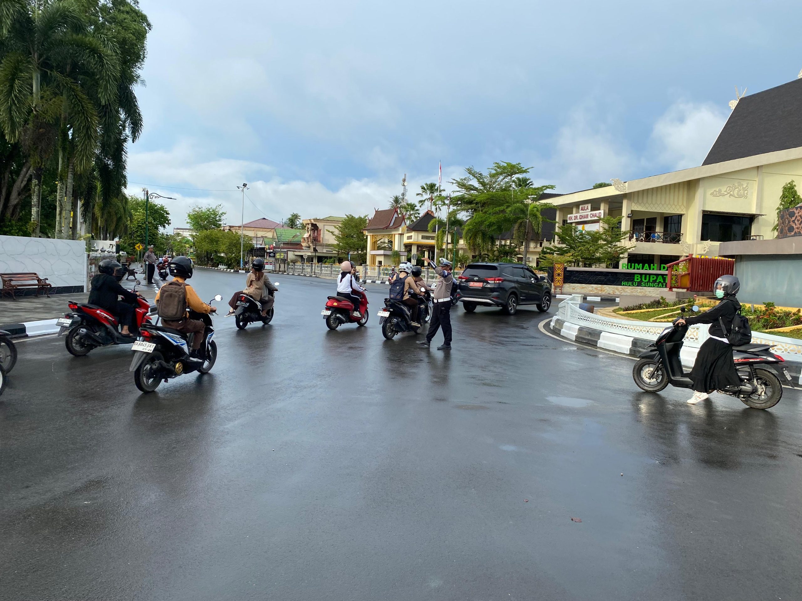 Satlantas Polres HSU Tingkatkan Disiplin Lalu Lintas Melalui Pengaturan Pagi di Sejumlah Titik Strategis Amuntai