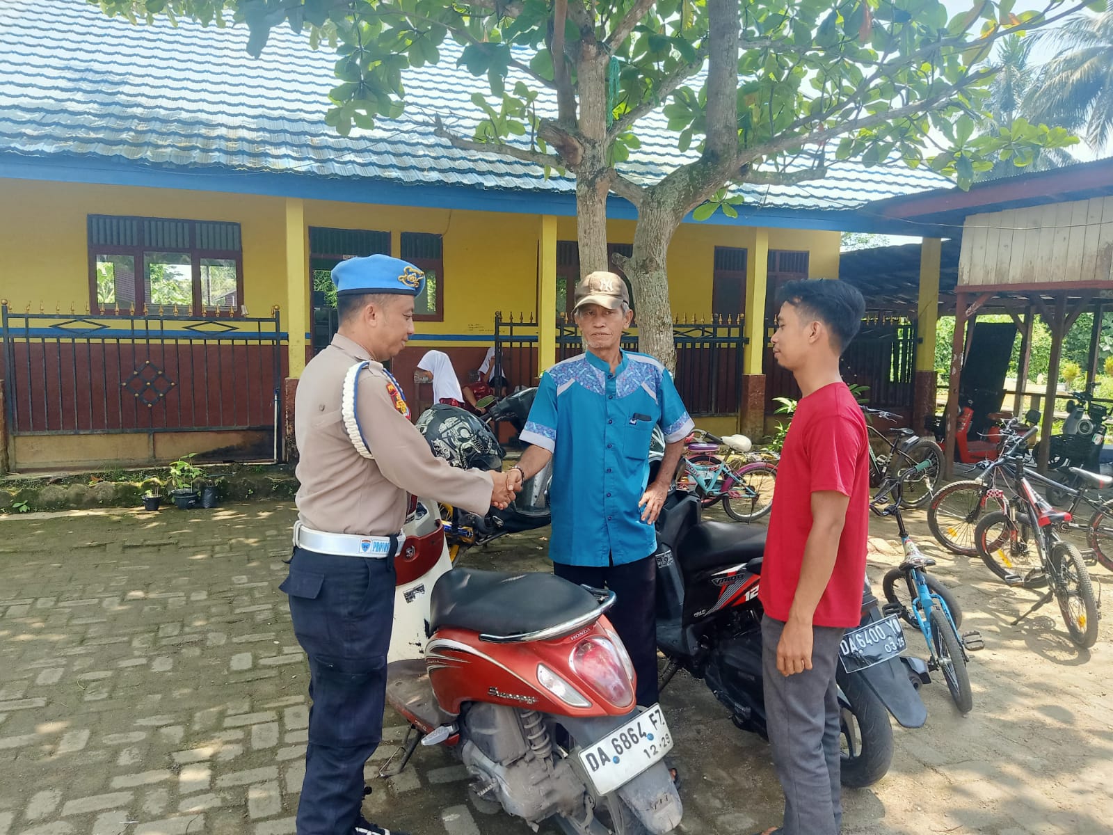 Polsek Amuntai Tengah Gelar Patroli Dialogis dan Sambang ke Masyarakat Desa Kota Raden Hulu untuk Jaga Kamtibmas Tetap Kondusif