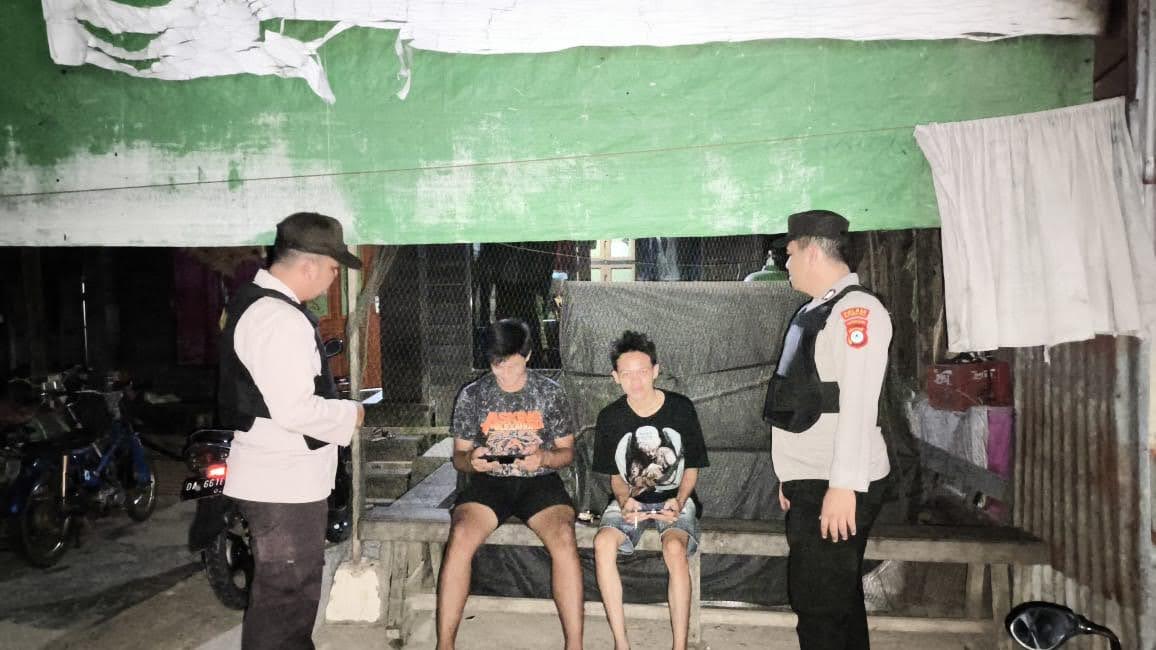 Polsek Amuntai Utara Gelar Patroli Dialogis dan Sambang di Desa Teluk Daun untuk Jaga Kamtibmas Tetap Kondusif