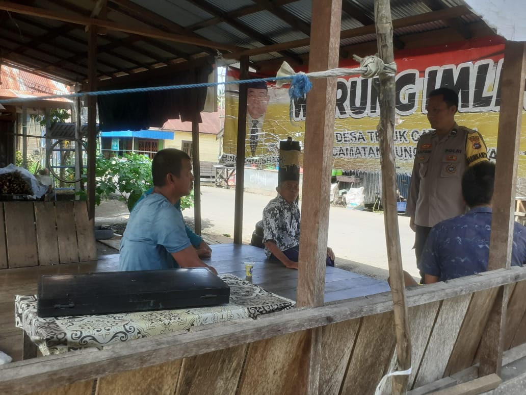 Polsek Sungai Pandan Gelar Patroli Dialogis dan Sambang Siang Hari di Desa Teluk Cati untuk Wujudkan Kamtibmas Kondusif
