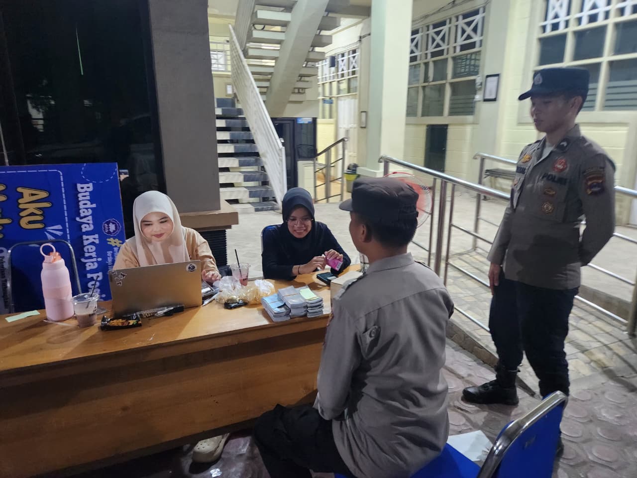 Polsek Amuntai Tengah Gelar Patroli Dialogis dan Sambang Malam di Tempat Keramaian Demi Jaga Kamtibmas Kondusif