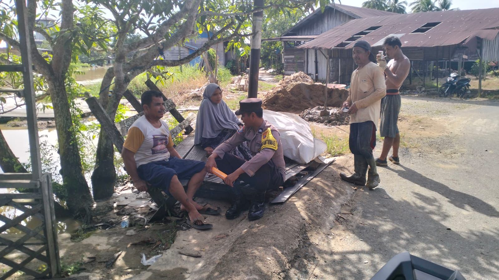 Polsek Amuntai Selatan Gelar Patroli Dialogis di Desa Padang Tanggul untuk Jaga Kondusifitas Kamtibmas