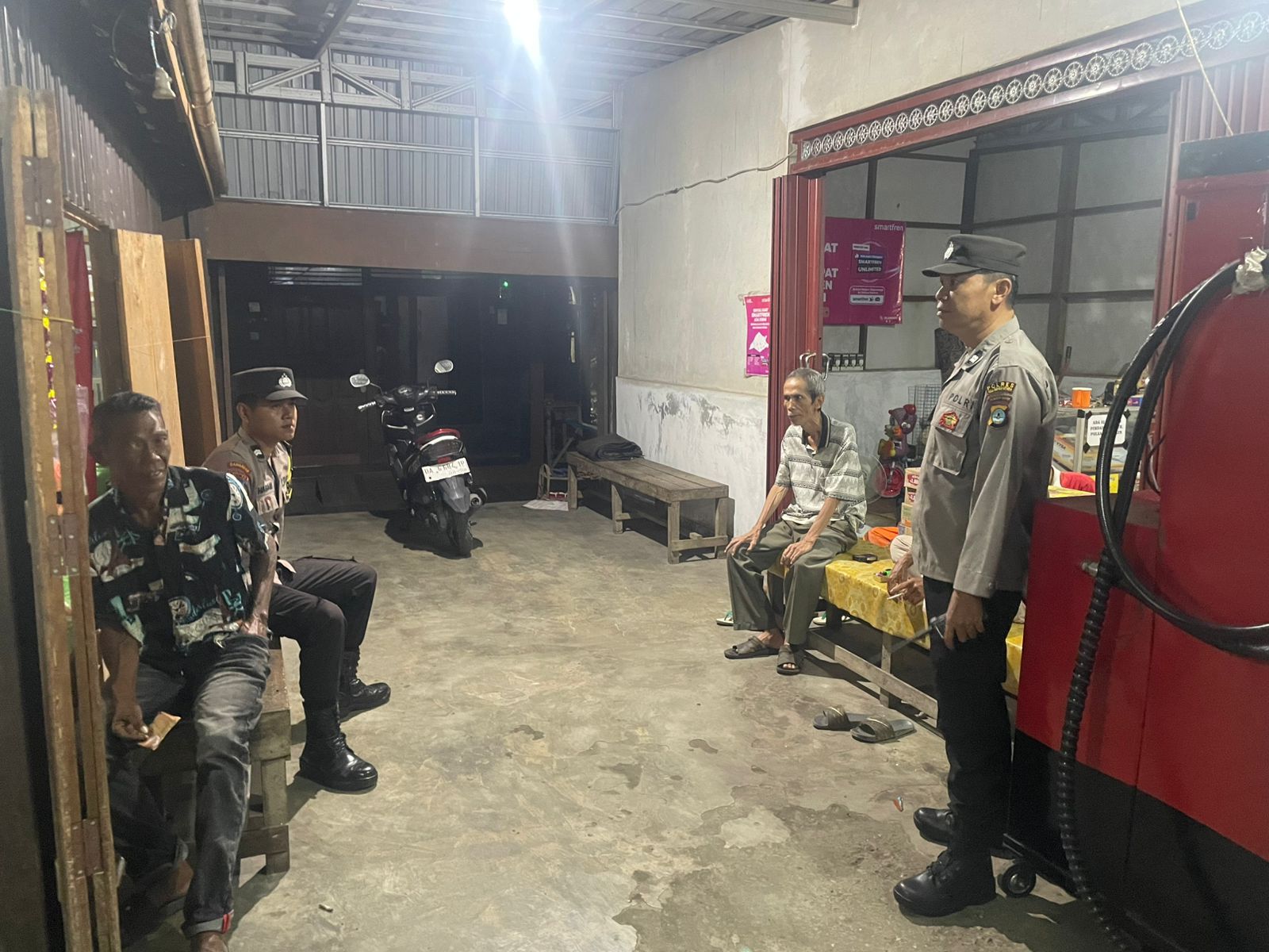 Polsek Amuntai Selatan Gelar Patroli Dialogis di Desa Telaga Silaba untuk Jaga Kondusifitas Kamtibmas pada Malam Hari