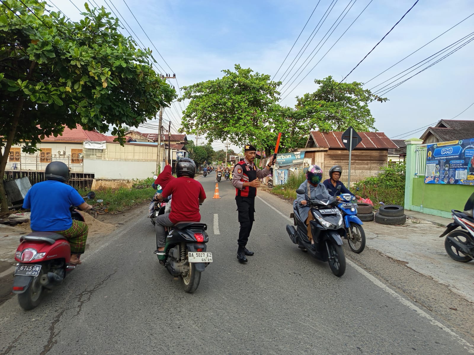 Polsek Banjang Laksanakan Patroli dan Pengaturan Lalu Lintas untuk Ciptakan Situasi Aman dan Kondusif