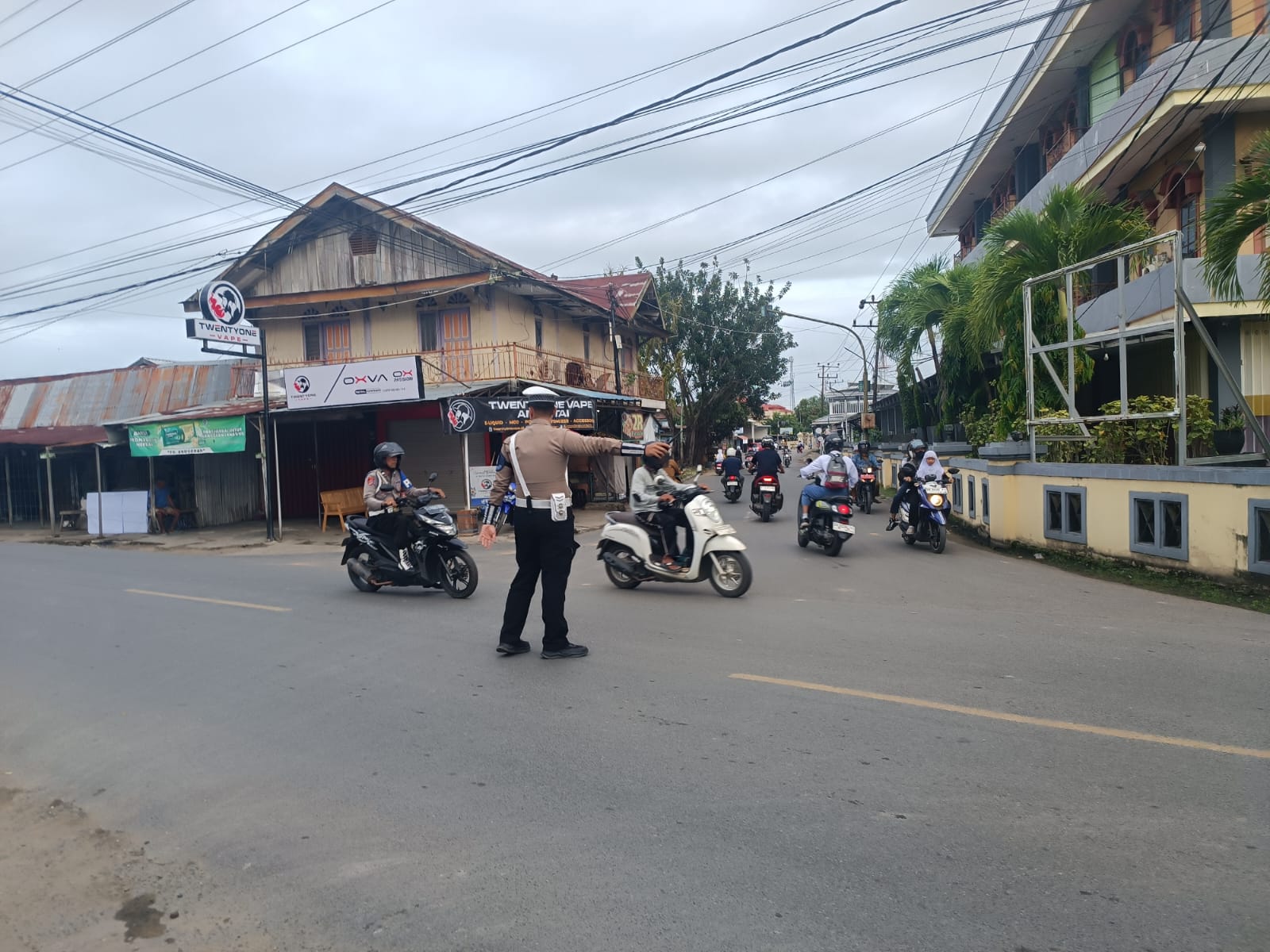 Satlantas Polres HSU Laksanakan Pengaturan Pagi di Sejumlah Titik Padat Amuntai, Wujudkan Kamseltibcarlantas Kondusif dan Humanis